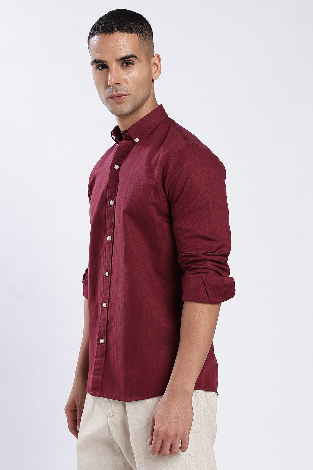 Linenio linen shirt in maroon, worn with cream trousers